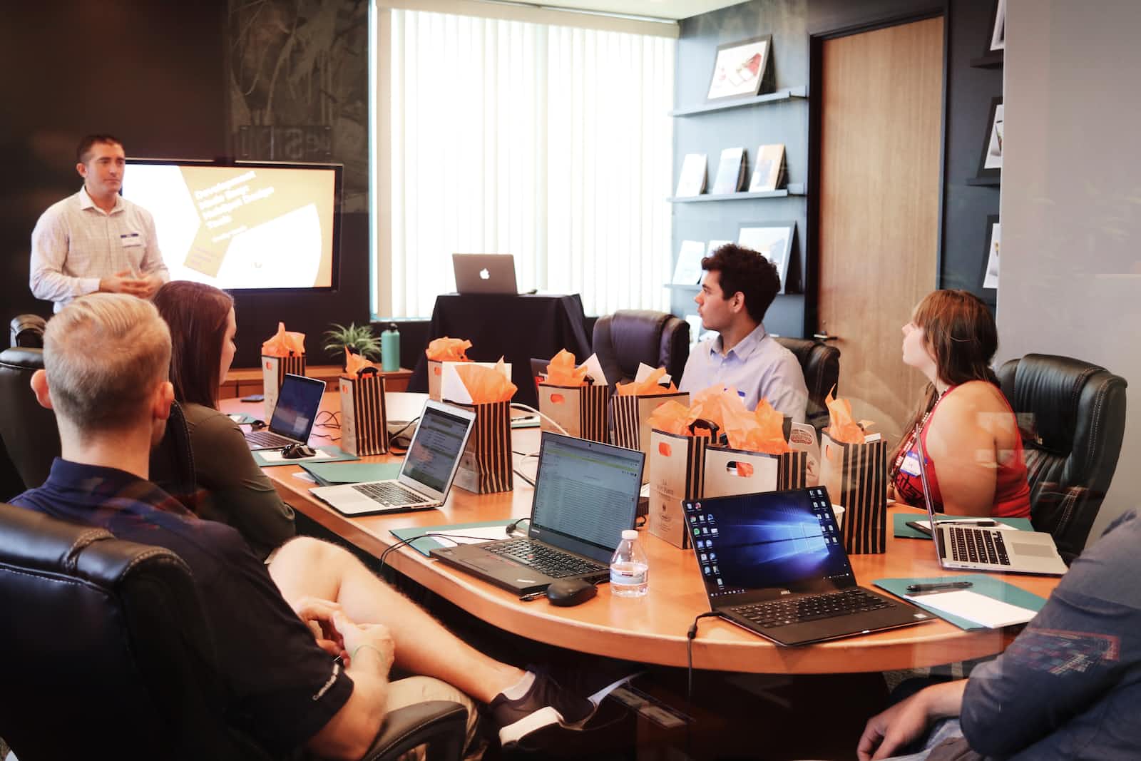 Starting a Meeting on Time: The Benefits and Best Practices